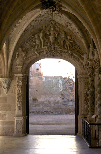 Detalle de la puerta de accesoa la iglesia desde el claustro del monasterio de Piedra